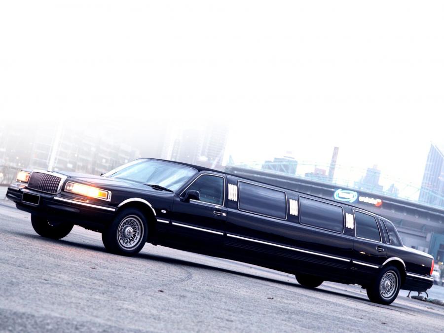  Lincoln Town Car Limousine 1995 года  (фото 2 из 2)